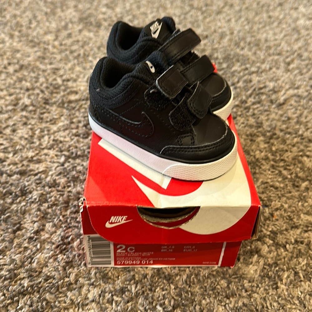 Nike capri 3 ltr (tdv) size 2c - black